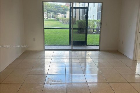 Copropriété à vendre à Pembroke Pines, Floride: 2 chambres, 85.47 m2 № 1950625 - photo 15