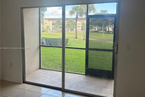 Copropriété à vendre à Pembroke Pines, Floride: 2 chambres, 85.47 m2 № 1950625 - photo 11