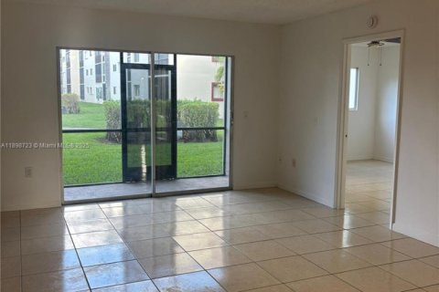 Copropriété à vendre à Pembroke Pines, Floride: 2 chambres, 85.47 m2 № 1950625 - photo 12