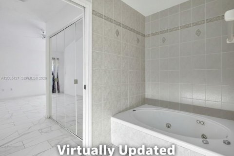 Купить виллу или дом в Тамарак, Флорида 2 спальни, 125.23м2, № 2071676 - фото 17