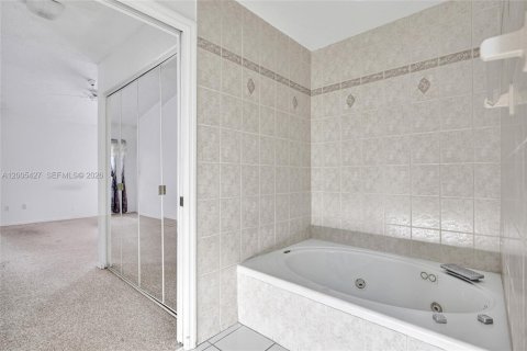 Купить виллу или дом в Тамарак, Флорида 2 спальни, 125.23м2, № 2071676 - фото 16