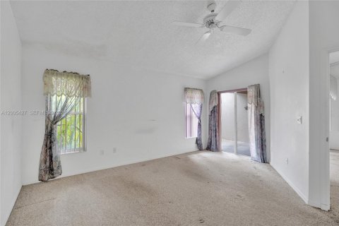 Купить виллу или дом в Тамарак, Флорида 2 спальни, 125.23м2, № 2071676 - фото 8
