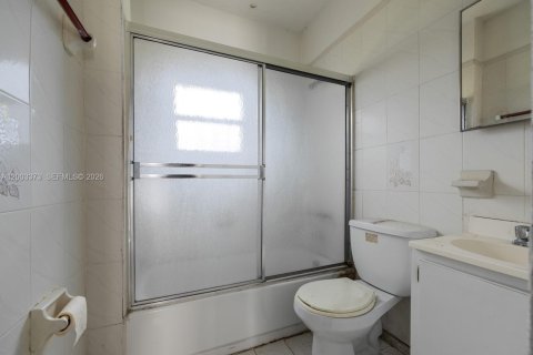 Propiedad comercial en venta en Miami, Florida, 180.69 m2 № 2069256 - foto 16