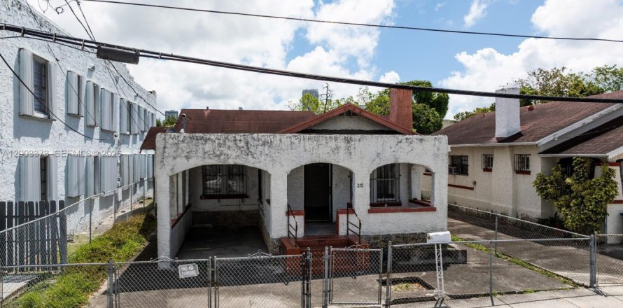 Propiedad comercial en Miami, Florida 180.69 m2 № 2069256