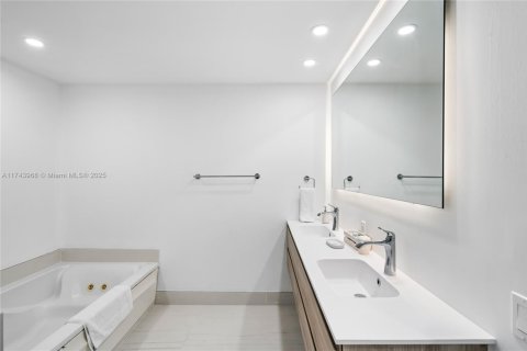 Condominio en venta en Sunny Isles Beach, Florida, 3 dormitorios, 157.93 m2 № 1962451 - foto 23