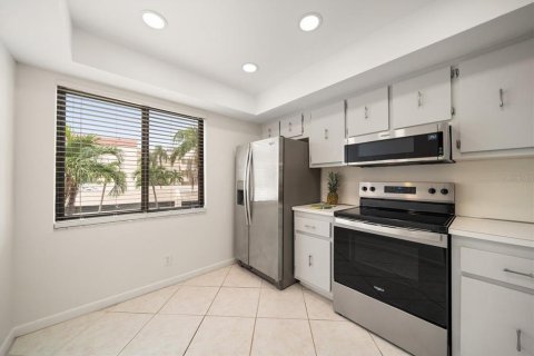 Condo in Saint Petersburg, Florida, 2 bedrooms  № 1914968 - photo 9