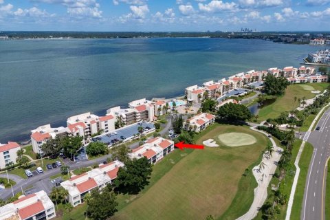 Condo in Saint Petersburg, Florida, 2 bedrooms  № 1914968 - photo 1