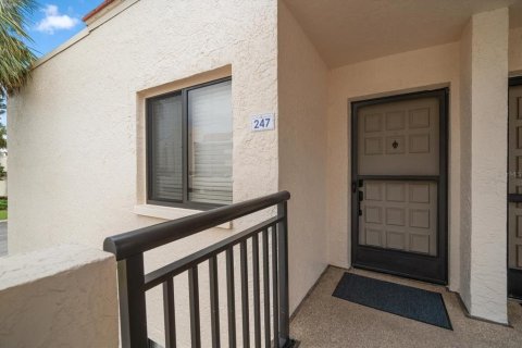 Condo in Saint Petersburg, Florida, 2 bedrooms  № 1914968 - photo 5