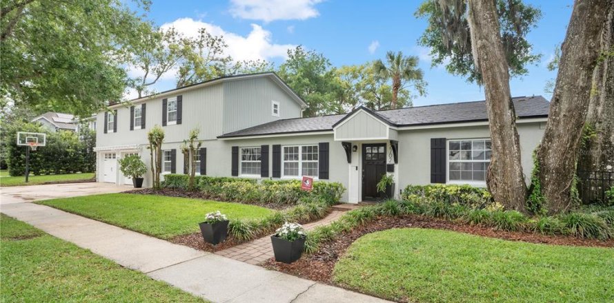 House in Winter Park, Florida 5 bedrooms, 246.75 sq.m. № 2209177