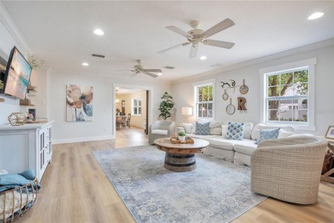 House in Winter Park, Florida 5 bedrooms, 246.75 sq.m. № 2209177 - photo 14
