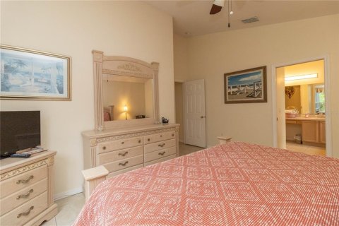 House in Kissimmee, Florida 4 bedrooms, 169.27 sq.m. № 2112228 - photo 17