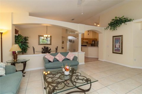 House in Kissimmee, Florida 4 bedrooms, 169.27 sq.m. № 2112228 - photo 8