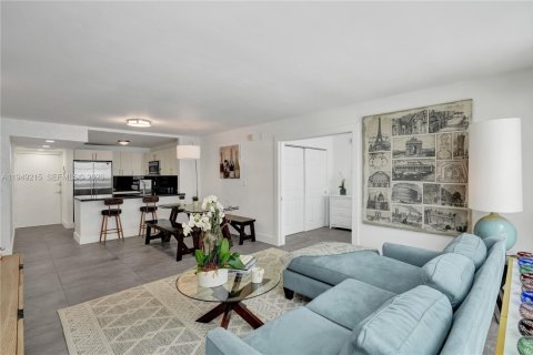 Condo in Miami Beach, Florida, 2 bedrooms  № 2005102 - photo 9