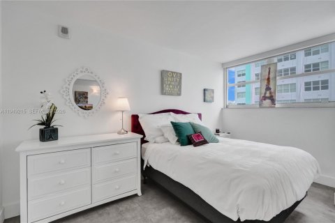 Condo in Miami Beach, Florida, 2 bedrooms  № 2005102 - photo 21