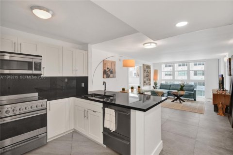 Condo in Miami Beach, Florida, 2 bedrooms  № 2005102 - photo 5