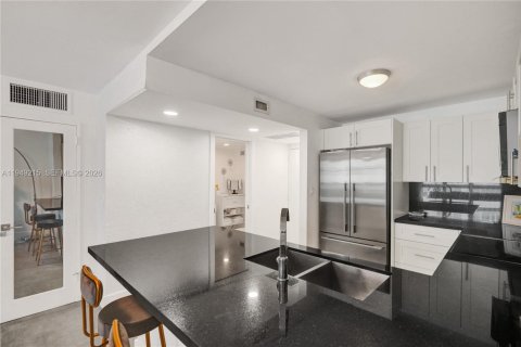 Condo in Miami Beach, Florida, 2 bedrooms  № 2005102 - photo 6