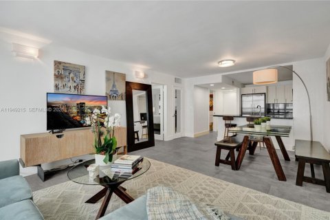 Condo in Miami Beach, Florida, 2 bedrooms  № 2005102 - photo 8