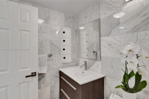 Condo in Miami Beach, Florida, 2 bedrooms  № 2005102 - photo 20
