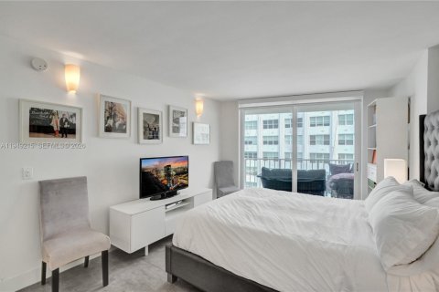 Condo in Miami Beach, Florida, 2 bedrooms  № 2005102 - photo 18
