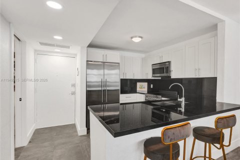 Condo in Miami Beach, Florida, 2 bedrooms  № 2005102 - photo 7