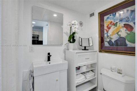 Condo in Miami Beach, Florida, 2 bedrooms  № 2005102 - photo 23