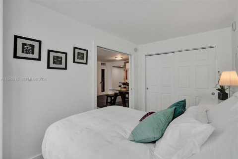 Condo in Miami Beach, Florida, 2 bedrooms  № 2005102 - photo 22