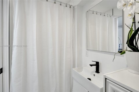 Condo in Miami Beach, Florida, 2 bedrooms  № 2005102 - photo 24