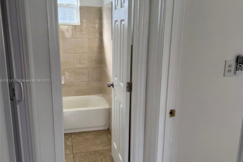 Commercial property in Fort Lauderdale, Florida 138.24 sq.m. № 1807123 - photo 11