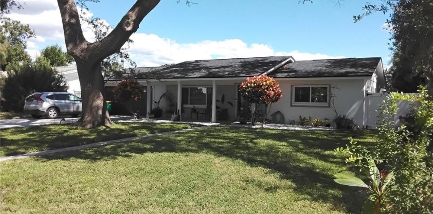 Villa ou maison à Belleair Bluffs, Floride 3 chambres, 141.12 m2 № 2423605