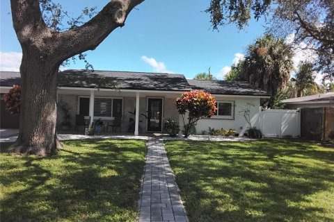 Villa ou maison à louer à Belleair Bluffs, Floride: 3 chambres, 141.12 m2 № 2423605 - photo 2