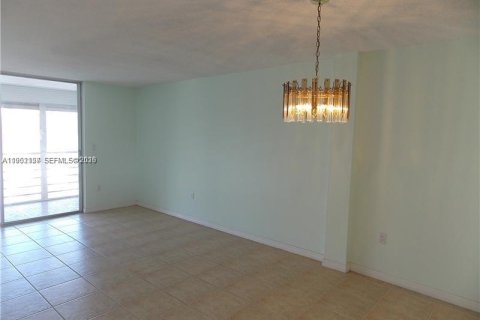 Снять в аренду кондоминиум в Норт-Майами-Бич, Флорида 2 спальни, 100.8м2, № 2006513 - фото 2
