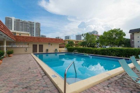 Снять в аренду кондоминиум в Норт-Майами-Бич, Флорида 2 спальни, 100.8м2, № 2006513 - фото 6