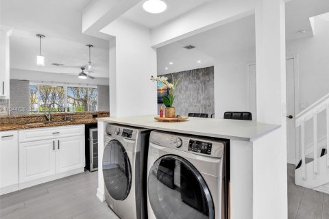 Townhouse in Sunrise, Florida 3 bedrooms, 134.15 sq.m. № 2002694 - photo 14