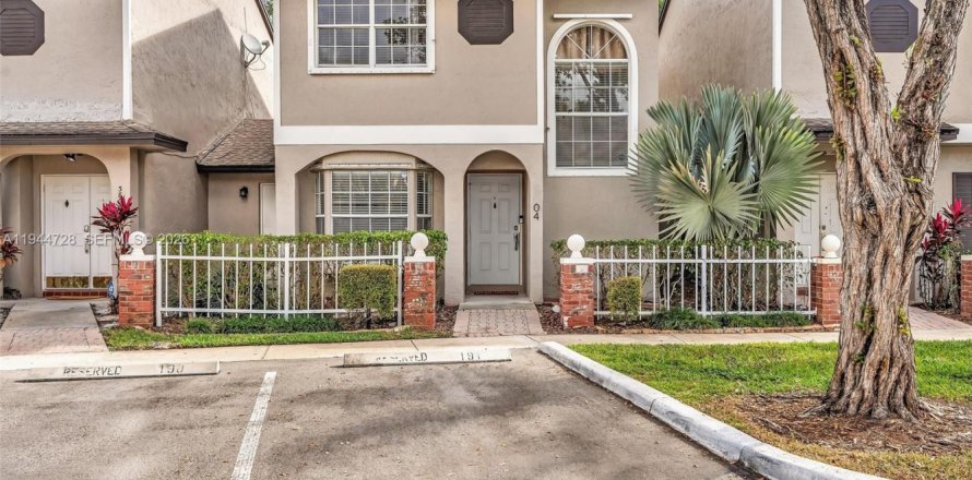 Townhouse in Sunrise, Florida 3 bedrooms, 134.15 sq.m. № 2002694