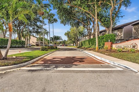 Townhouse in Sunrise, Florida 3 bedrooms, 134.15 sq.m. № 2002694 - photo 4