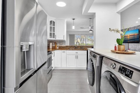 Townhouse in Sunrise, Florida 3 bedrooms, 134.15 sq.m. № 2002694 - photo 12