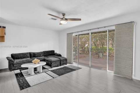 Townhouse in Sunrise, Florida 3 bedrooms, 134.15 sq.m. № 2002694 - photo 27