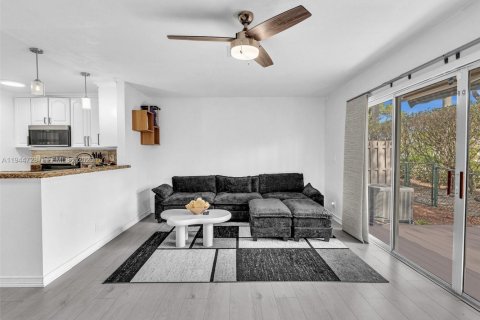 Townhouse in Sunrise, Florida 3 bedrooms, 134.15 sq.m. № 2002694 - photo 28