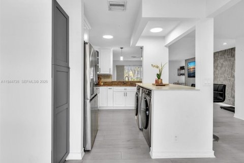 Townhouse in Sunrise, Florida 3 bedrooms, 134.15 sq.m. № 2002694 - photo 11