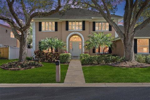 House in Saint Petersburg, Florida 4 bedrooms, 284.75 sq.m. № 1571498 - photo 1