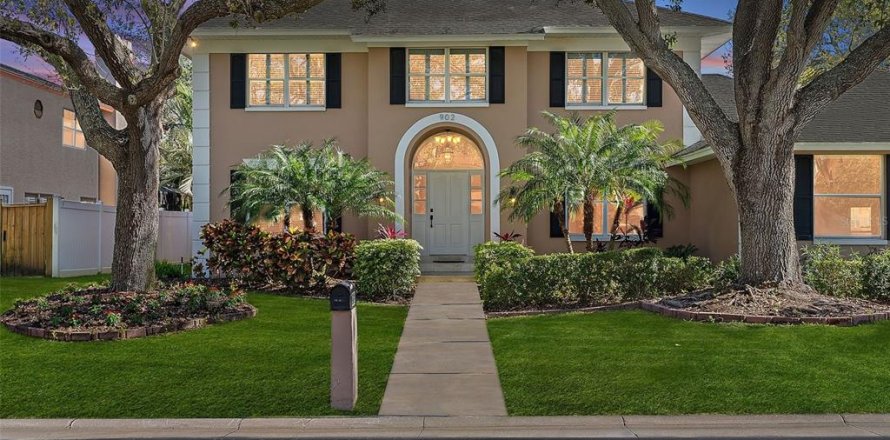 House in Saint Petersburg, Florida 4 bedrooms, 284.75 sq.m. № 1571498
