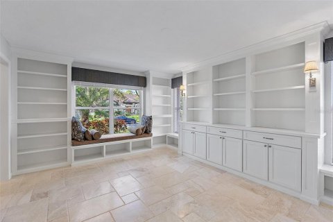 House in Saint Petersburg, Florida 4 bedrooms, 284.75 sq.m. № 1571498 - photo 10