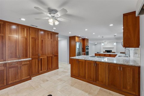 House in Saint Petersburg, Florida 4 bedrooms, 284.75 sq.m. № 1571498 - photo 19