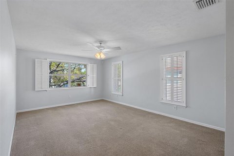 House in Saint Petersburg, Florida 4 bedrooms, 284.75 sq.m. № 1571498 - photo 28