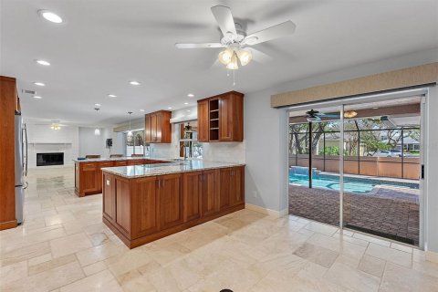 House in Saint Petersburg, Florida 4 bedrooms, 284.75 sq.m. № 1571498 - photo 17