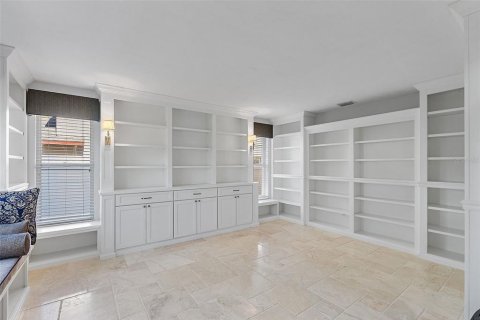 House in Saint Petersburg, Florida 4 bedrooms, 284.75 sq.m. № 1571498 - photo 9