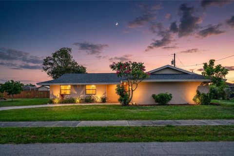 Casa en Port Charlotte, Florida 3 dormitorios, 121.33 m2 № 2126050