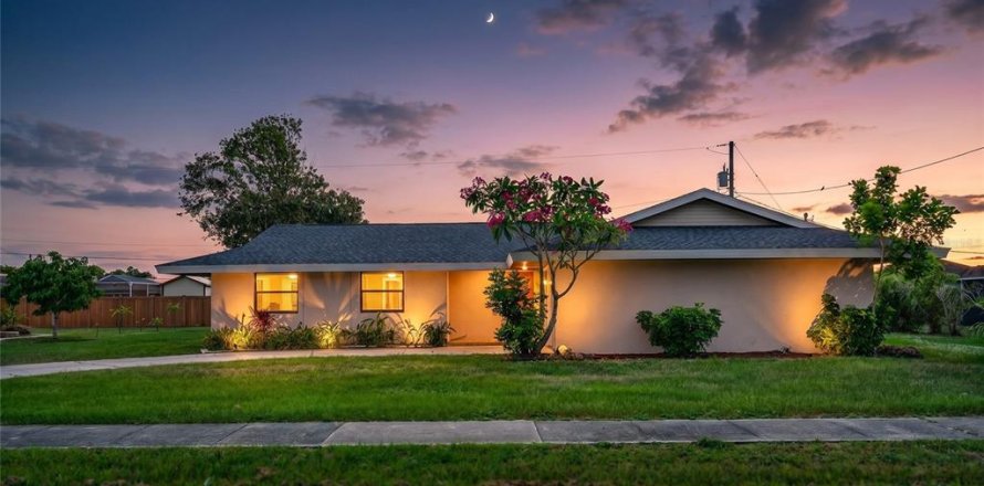 Casa en Port Charlotte, Florida 3 dormitorios, 121.33 m2 № 2126050