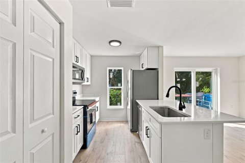Townhouse in Tampa, Florida 3 bedrooms, 163.88 sq.m. № 2413656 - photo 11