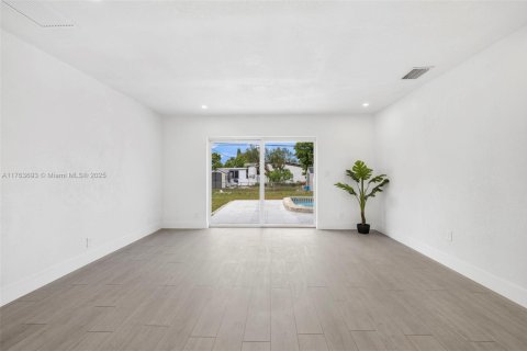 House in Margate, Florida 4 bedrooms, 124.49 sq.m. № 1619515 - photo 13